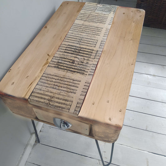 Unique Steampunk Industrial Coffee Table with Recycled Pallet Top and Metal Legs – Quirky Design for Any Room